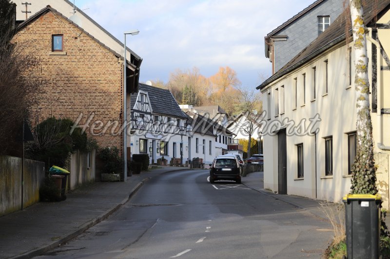 Alte Hauptstrasse eines Dorfes - Henning Wiekhorst