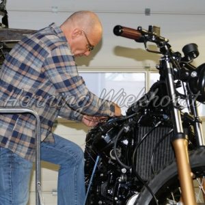 Arbeiten an einem Motorrad - Henning Wiekhorst