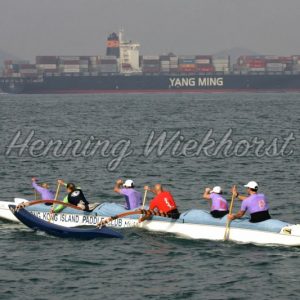 Ausleger-Kanu und Containerschiff - Henning Wiekhorst