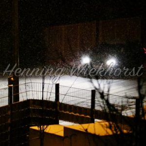Auto im Dunkeln bei Schnee - Henning Wiekhorst