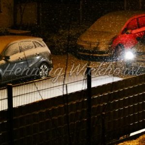 Auto nachts bei Schnee - Henning Wiekhorst