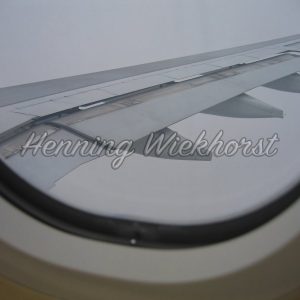 Bilck aus dem Fenster eines Flugzeugs - Henning Wiekhorst