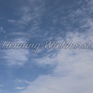 Blauer Himmel und weiße Schleier-Wolken - Henning Wiekhorst
