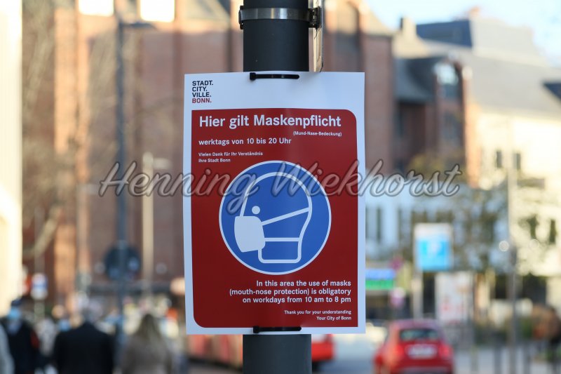 Bonn 2020: Maskenschild mit Geschäftszeiten des Virus - Henning Wiekhorst