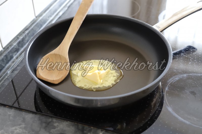 Butter schmilzt in Pfanne - Henning Wiekhorst