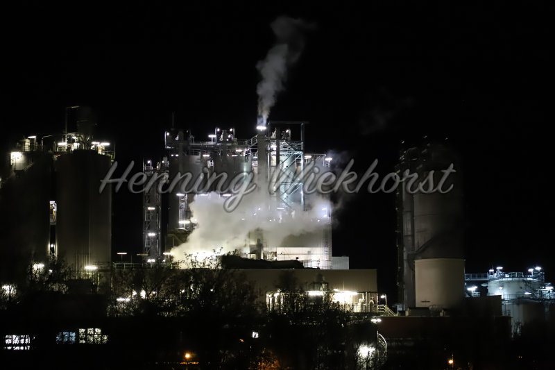 Chemiewerk bei Nacht - Henning Wiekhorst