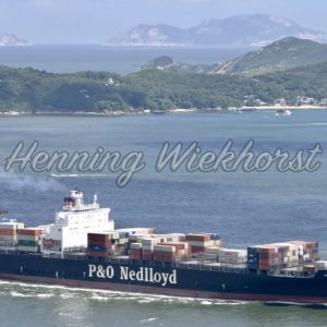 Containerschiff in Hong Kong - Henning Wiekhorst