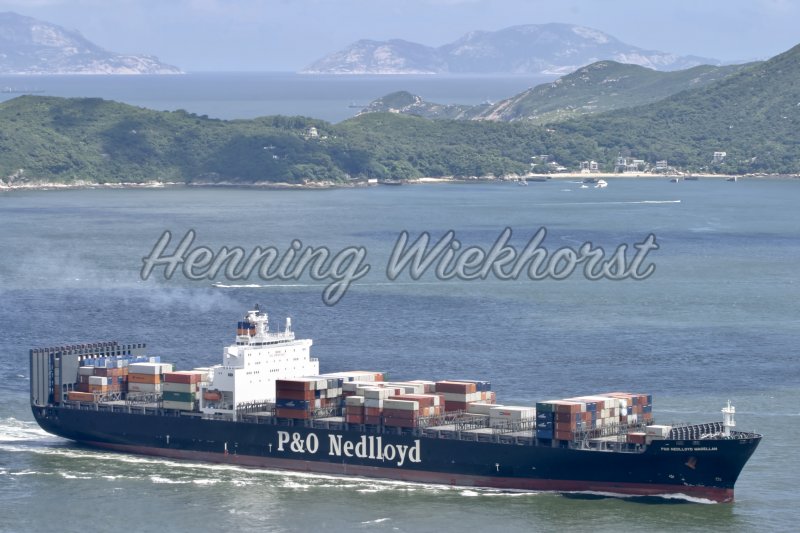 Containerschiff in Hong Kong - Henning Wiekhorst