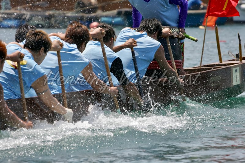 Crew racing a dragon boat - Henning Wiekhorst