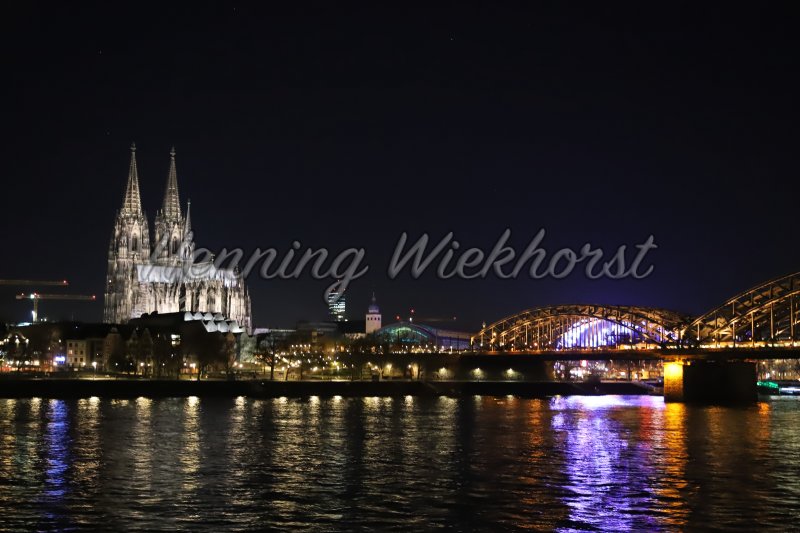 Dom, Brücke und Rhein bei Nacht - Henning Wiekhorst