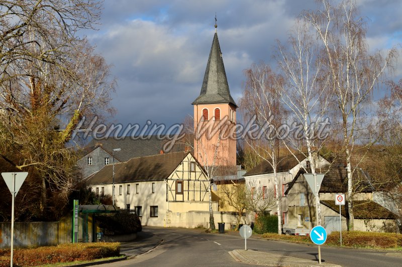 Dorf mit Kirche - Henning Wiekhorst