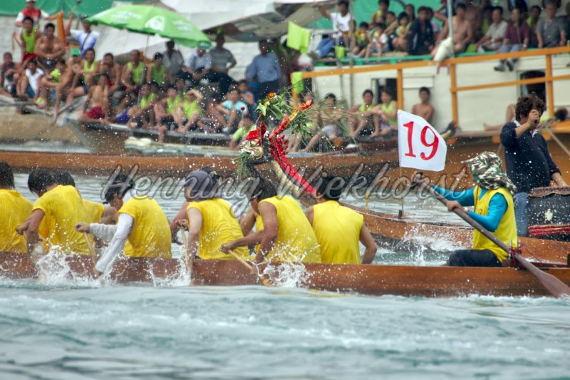 Dragon boat race in front of spectators - Henning Wiekhorst