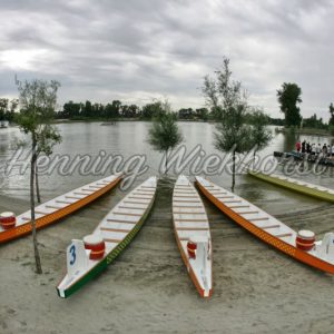 Dragon boats at the beach - Henning Wiekhorst