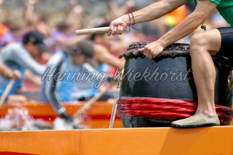 Drummer and drum on a dragon boat - Henning Wiekhorst