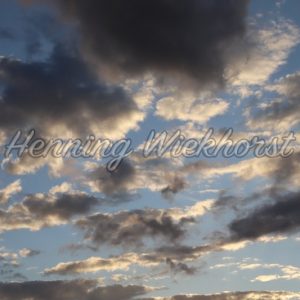 Dunkle Wolken am blauen Himmel - Henning Wiekhorst