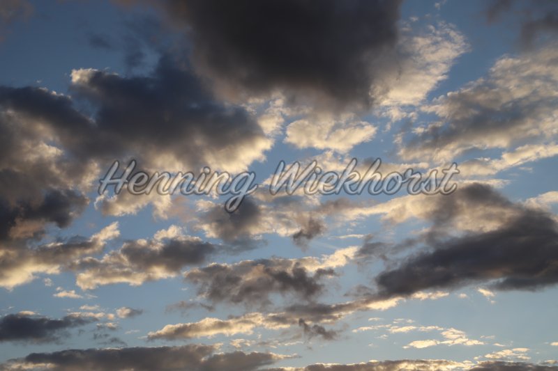 Dunkle Wolken am blauen Himmel - Henning Wiekhorst