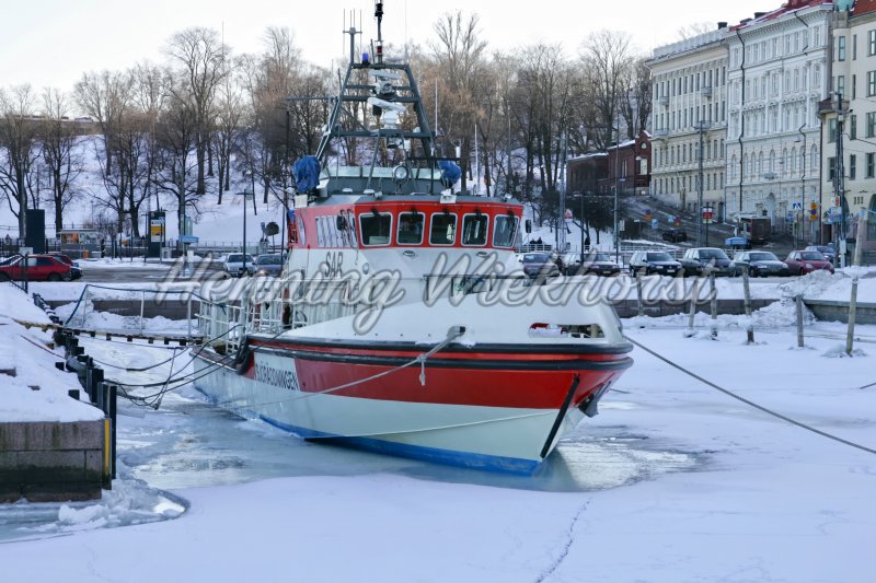 Eingefrorenes Feuerwehrboot - Henning Wiekhorst