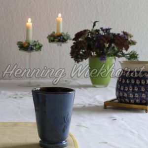Esstisch mit Becher, Pott und Kerzen - Henning Wiekhorst