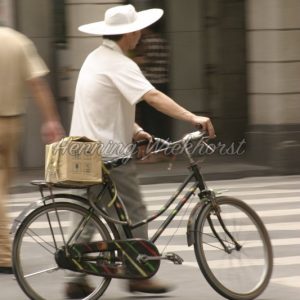 Fahrrad schiebender Mann in China - Henning Wiekhorst