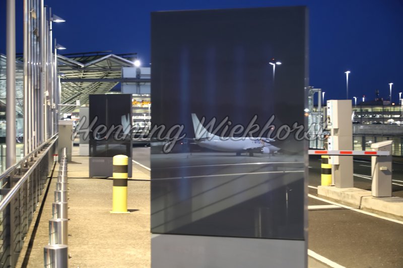 Flughafen Reflexion - Henning Wiekhorst