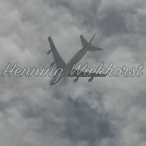 Flugzeug unter den Wolken - Henning Wiekhorst