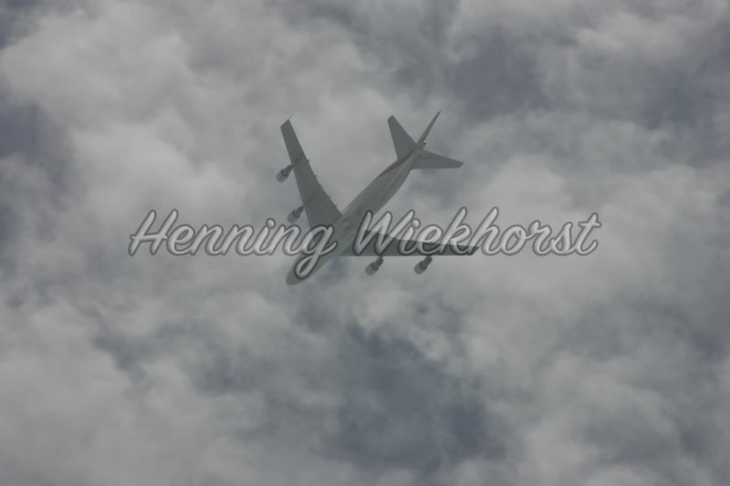 Flugzeug unter den Wolken - Henning Wiekhorst