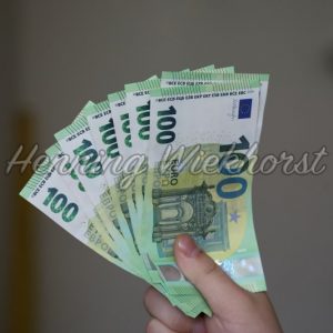 Geld in der Hand - Henning Wiekhorst