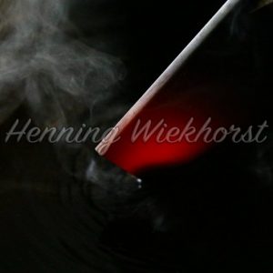 Glühendes Eisen im kühlenden Wasser - Henning Wiekhorst