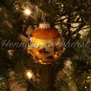 Goldene Kugel am Weihnachtsbaum - Henning Wiekhorst
