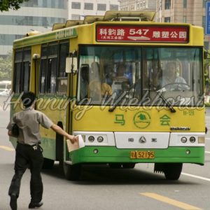 Guangzhou: An einer Bushaltestelle - Henning Wiekhorst