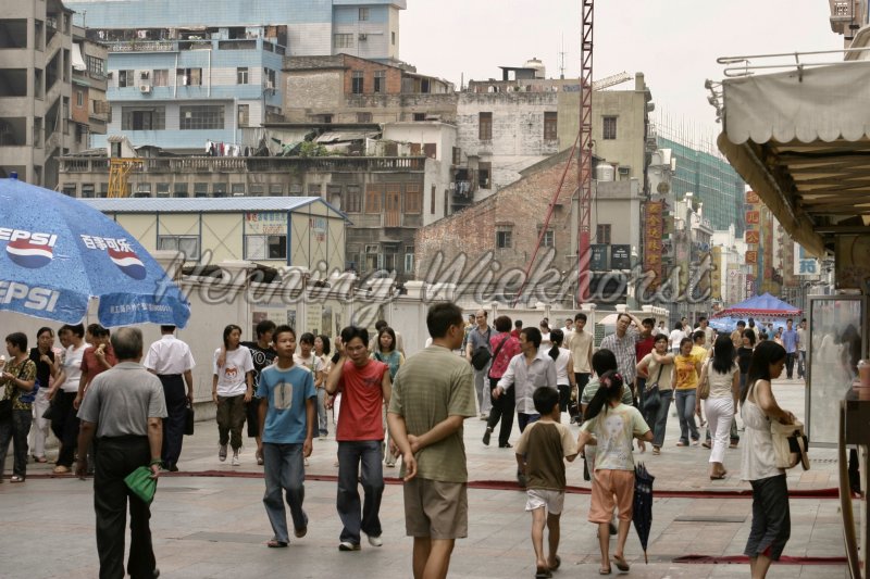 Guangzhou: Fußgänger in der Stadt - Henning Wiekhorst
