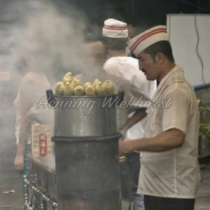 Guangzhou: Koch in einer Garküche - Henning Wiekhorst