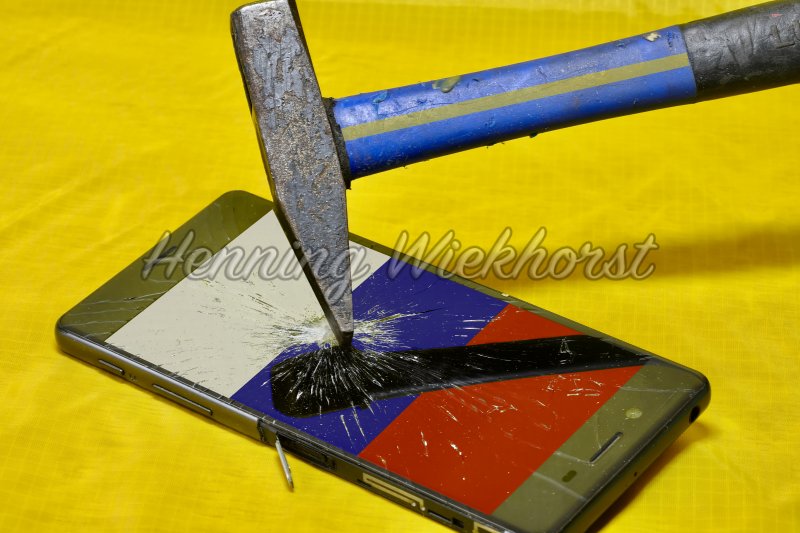 Hammer crushing a smartphone - Henning Wiekhorst