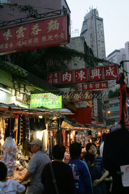 Hong Kong: Abendlicher Markt in Wan Chai - Henning Wiekhorst