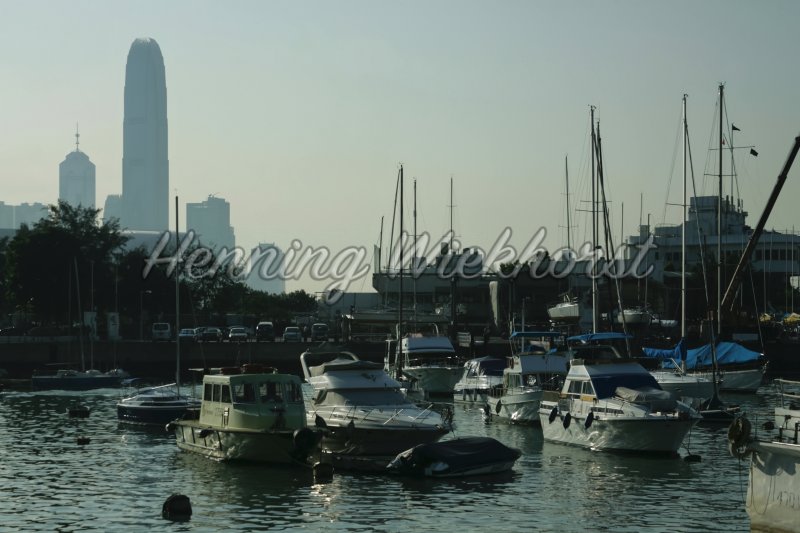 Hong Kong: Causeway Bay Hafen vor Central Skyline - Henning Wiekhorst