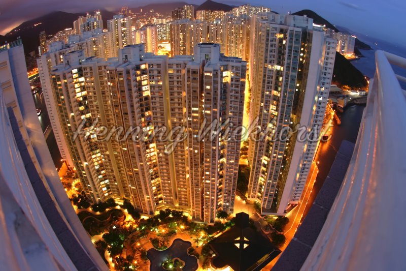 Hong Kong: Penthouse-Blick auf South Horizons bei Nacht - Henning Wiekhorst