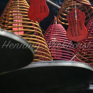 Hong Kong: Räucherspiralen in einem Tempel - Henning Wiekhorst