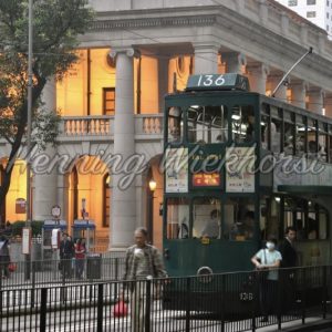 Hong Kong: Tram vor Legco in Central - Henning Wiekhorst