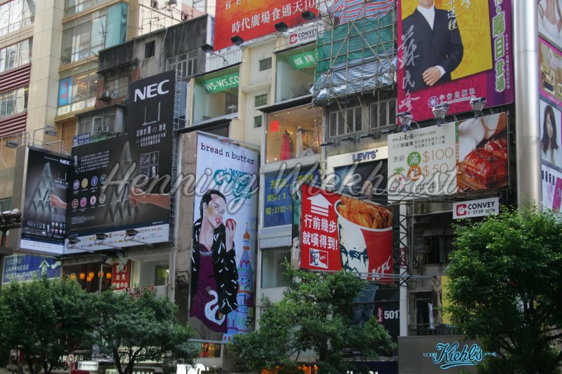 Hong Kong: Werbetafeln an Häusern in Causeway Bay - Henning Wiekhorst