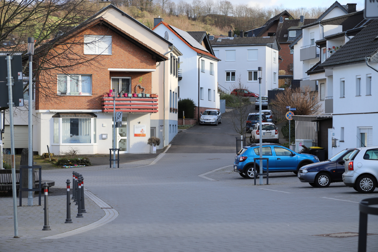 Dorfplatz mit Blick auf Rolandsstr.