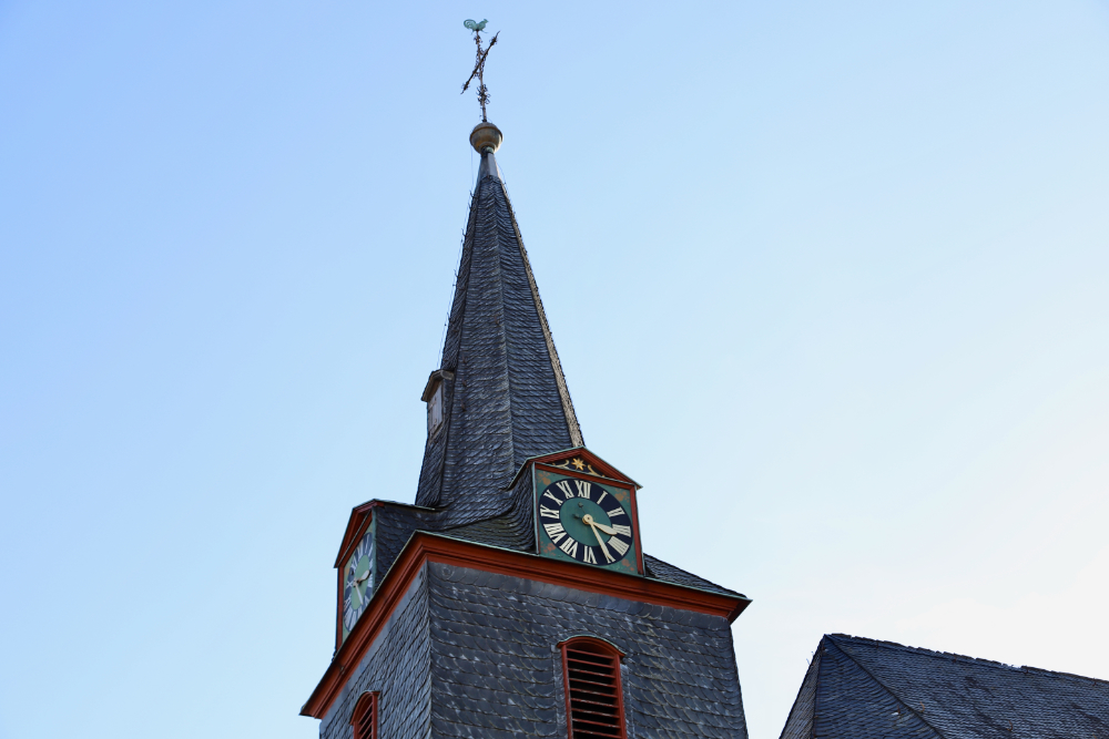 Kirchturm mit Uhr