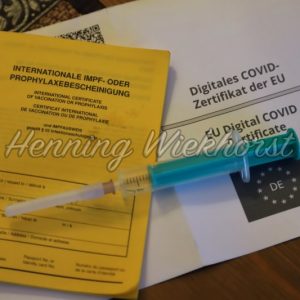 Impfausweis und COVID-Zertifikat - Henning Wiekhorst
