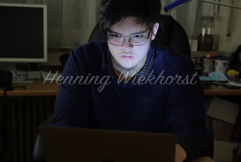 Junior hinter Laptop - Henning Wiekhorst