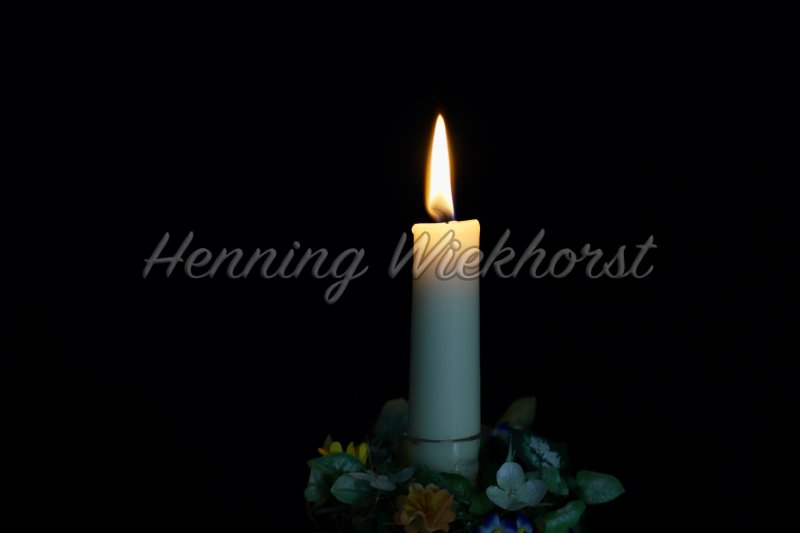 Kerze im Dunkeln - Henning Wiekhorst