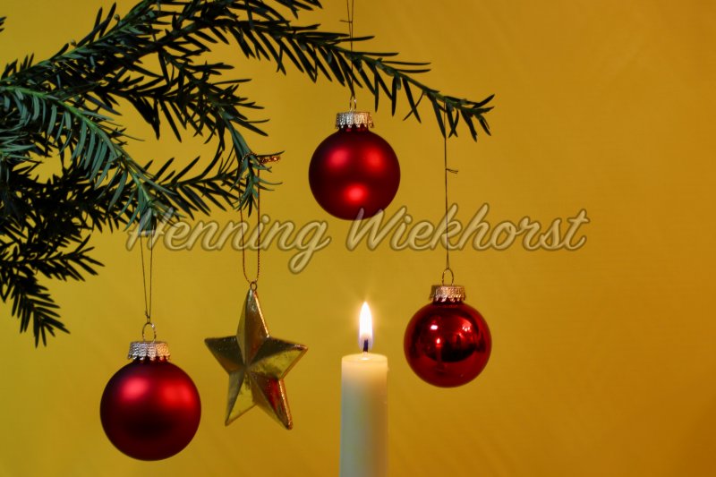 Kerze unter Weihnachtsbaum - Henning Wiekhorst