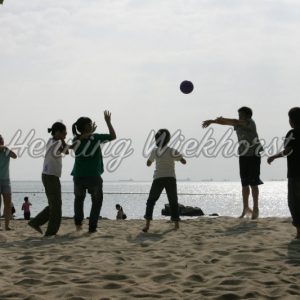 Kinder spielen Ball am Strand - Henning Wiekhorst