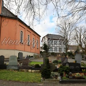 Kirche mit Friedhof - Henning Wiekhorst