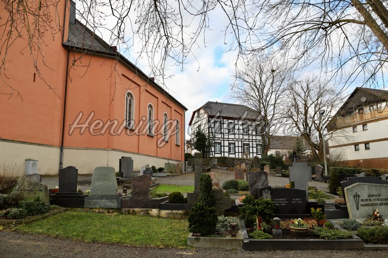 Kirche mit Friedhof - Henning Wiekhorst