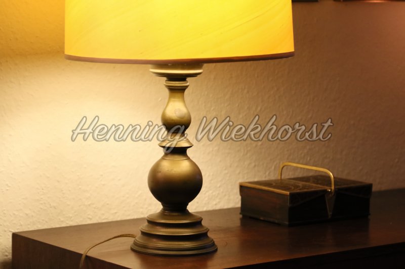 Lampe auf Tisch - Henning Wiekhorst