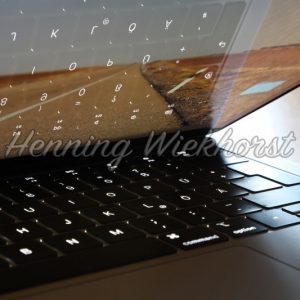 Laptop auf Tisch - Henning Wiekhorst